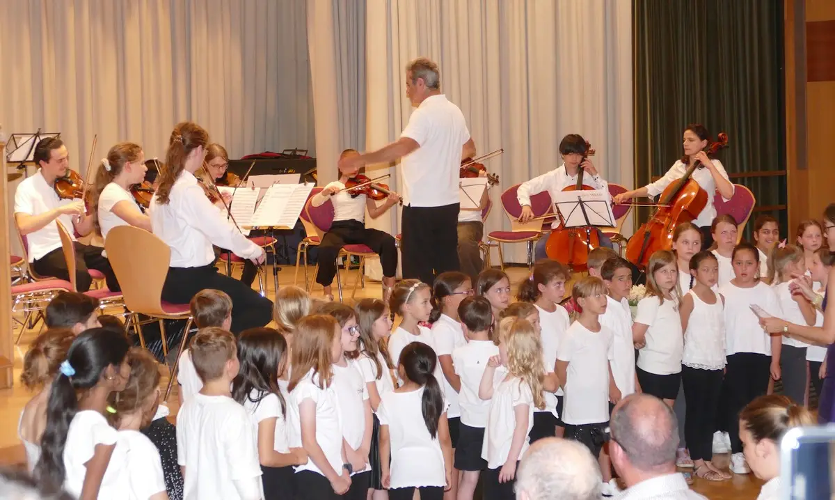 Das Streichorchester musiziert gemeinsam mit den zahlreichen Kindern der Chorschule.