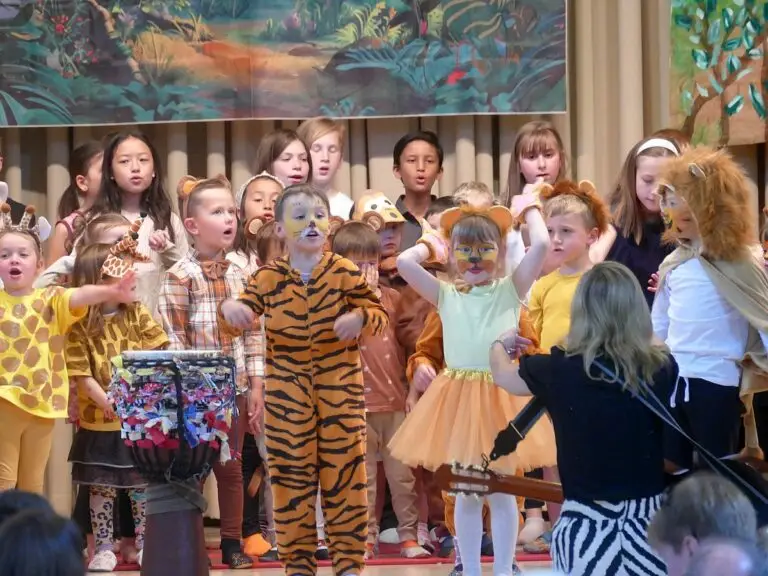 Kinder der musikalischen Früherziehung singen zum Auftritt "Karneval der Tiere" verkleidet als Tiger, Giraffen, Löwen und Affen.