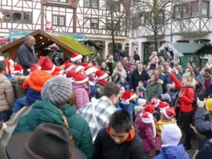 Kinder des Elementarbereichs begeistern auf dem Weihnachtsmarkt