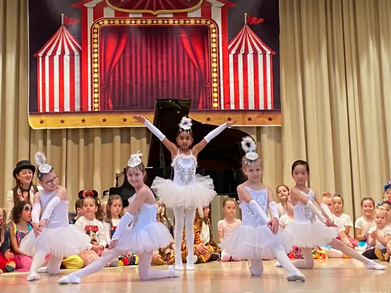 Ein Auftritt der Ballettklasse der Musikschule Leimen aus dem Elementarbereich mit Kindern im Grundschulalter zum Karneval der Tiere in der Ägidiushalle St. Ilgen.