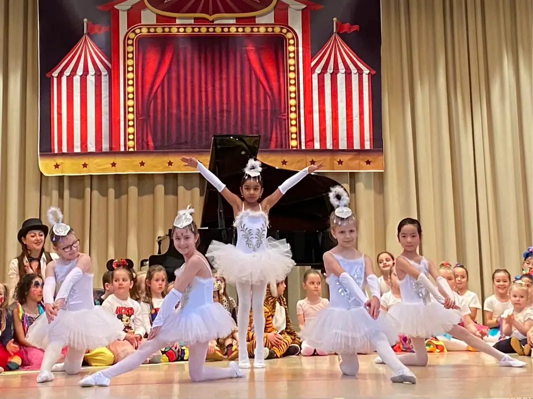 Ein Auftritt der Ballettklasse der Musikschule Leimen aus dem Elementarbereich mit Kindern im Grundschulalter zum Karneval der Tiere in der Ägidiushalle St. Ilgen.