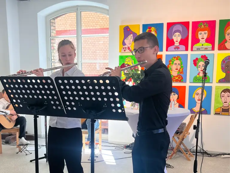 Jungendliche musizieren gemeinsam beim Querflötenunterricht.