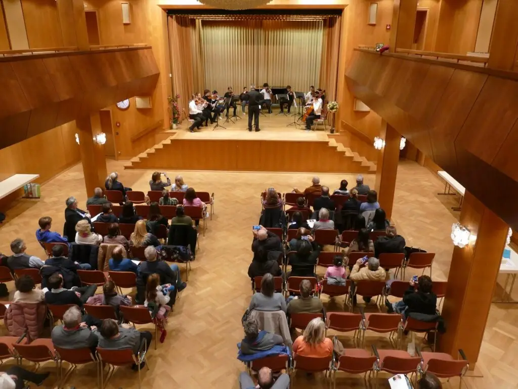 Die Kinder und Jugendliche des Streichorchesters musizieren im Rosesaal Leimen.