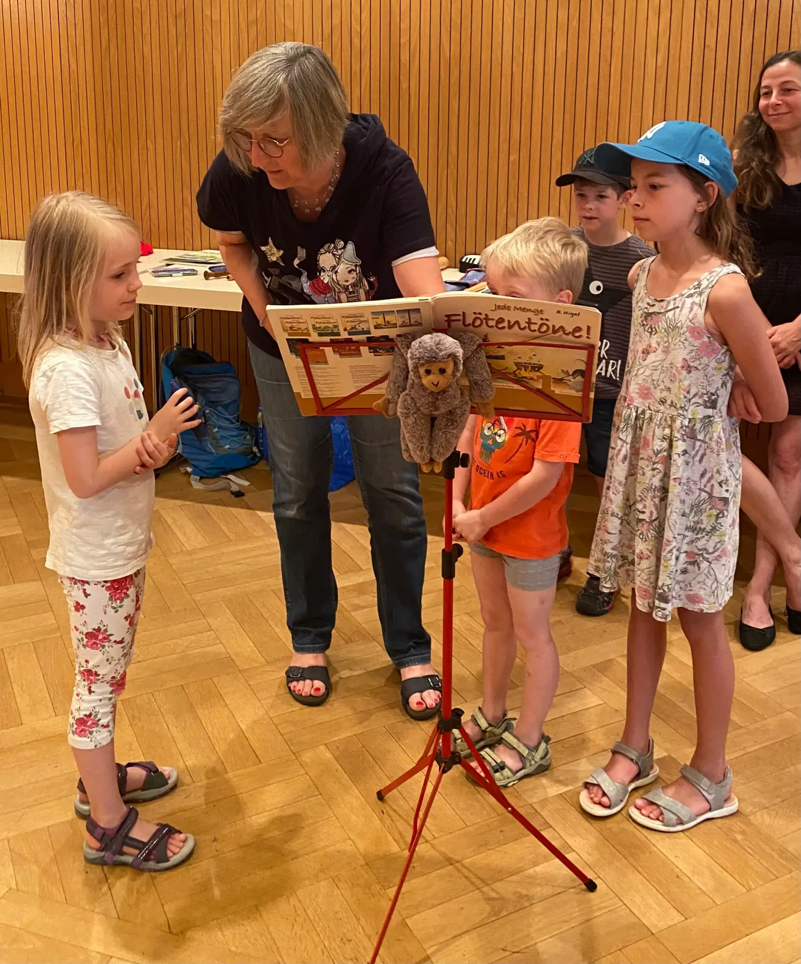 Die Flötenlehrerin gibt Kindergarten-Kindern erste Einblicke in das neue Instrument und stellt zum Tag der Instrumente im Rosesaal den Instrumentenkreisel vor.