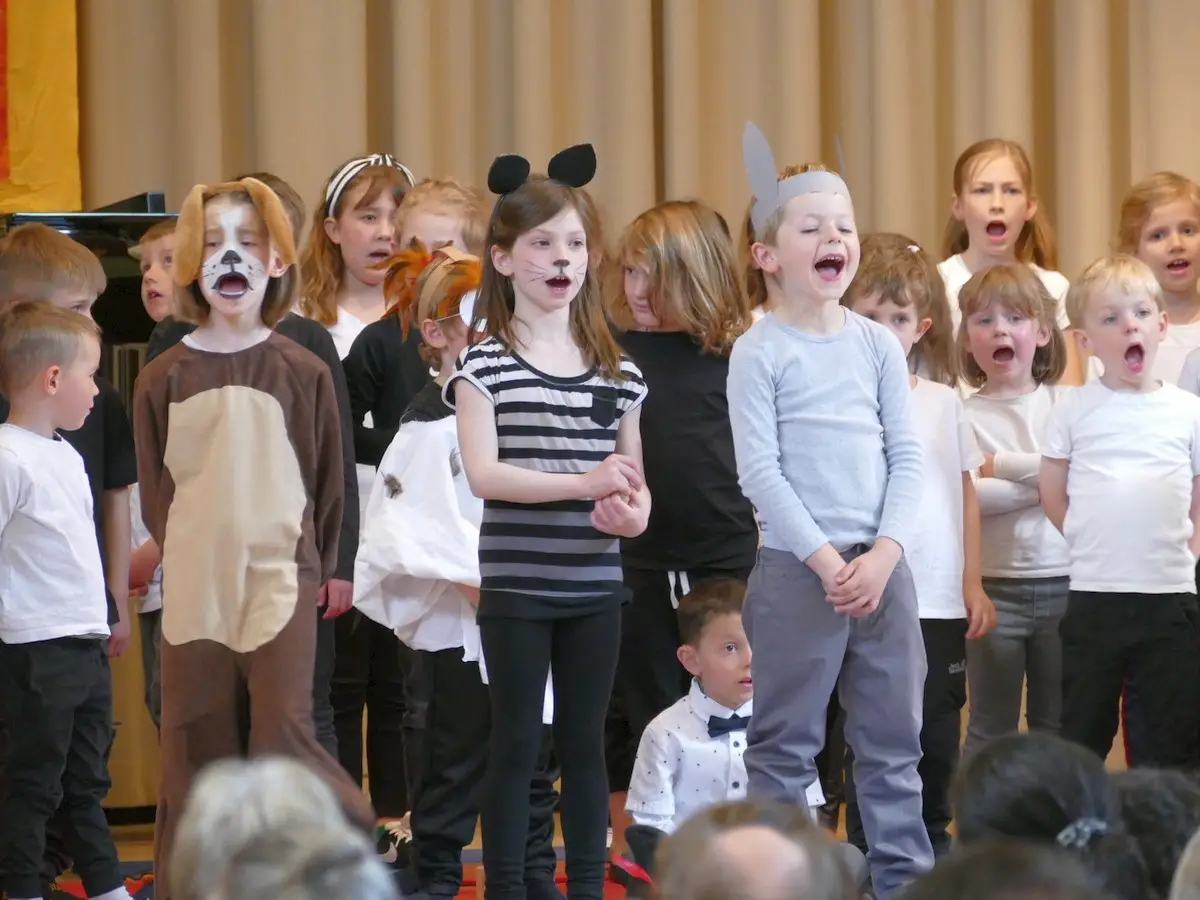 Kindergarten-Kinder der musikalischen Früherziehungsgruppen singen gemeinsam bei der Vorführung des Singspiels die "Bremer Stadtmusikanten".