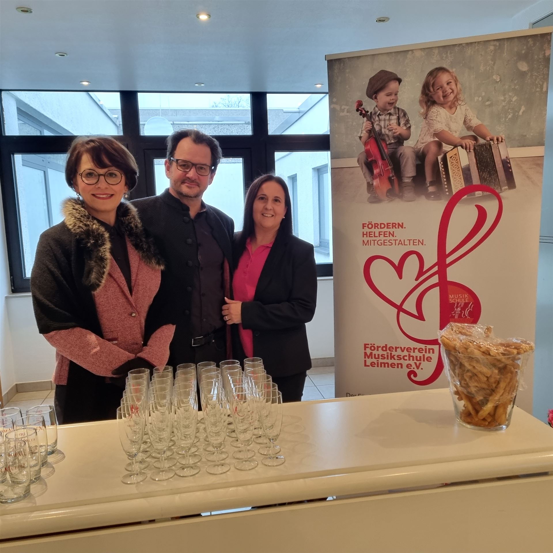 Das Team des Fördervereins mit Wolfgang Erichson und Nathalie Müller beim Getränkeausschank zu einer der zahlreichen Veranstaltungen der Musikschule Leimen.