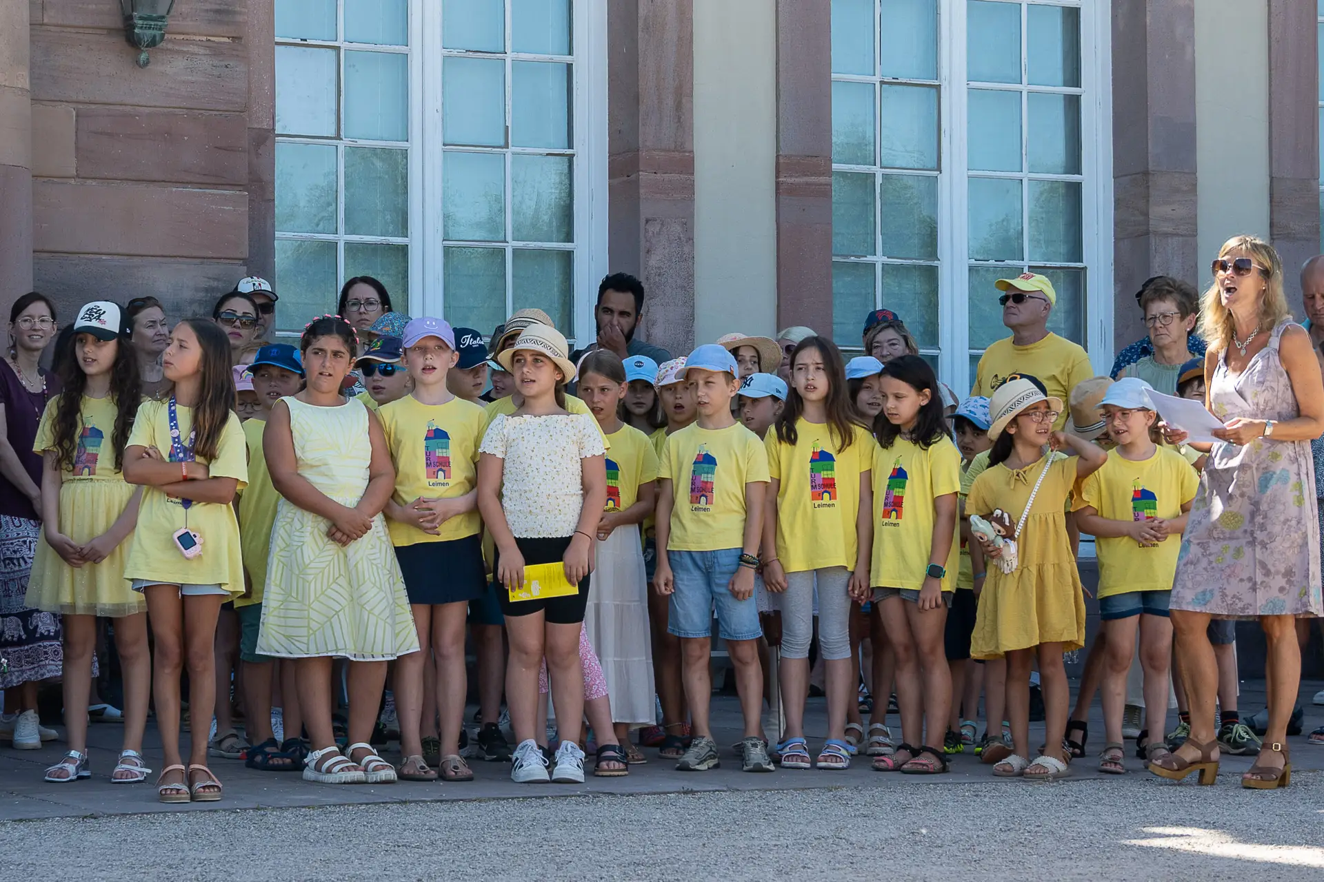 Der Chor der Turmschul-Kinder aus Leimen unter der Leitung von Nicole Staber singt beim klingenden Schwetzingen im Schwetzinger Schloßpark.