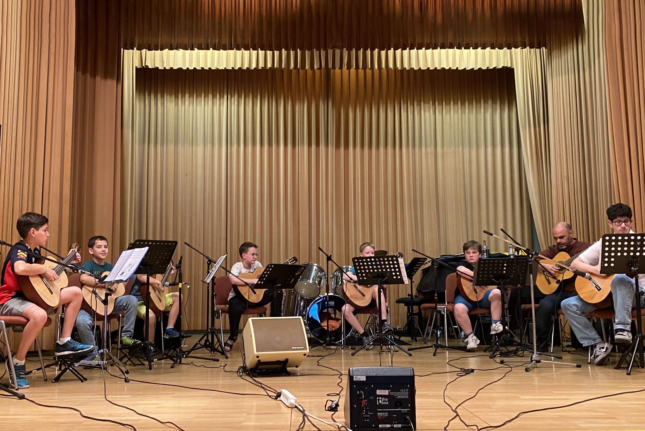 Das Gitarrenorchester beim Auftritt im Rosensaal
