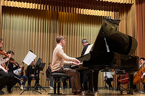 Auftritt der Klavier-Schüler zusammen mit dem Streichorchester.