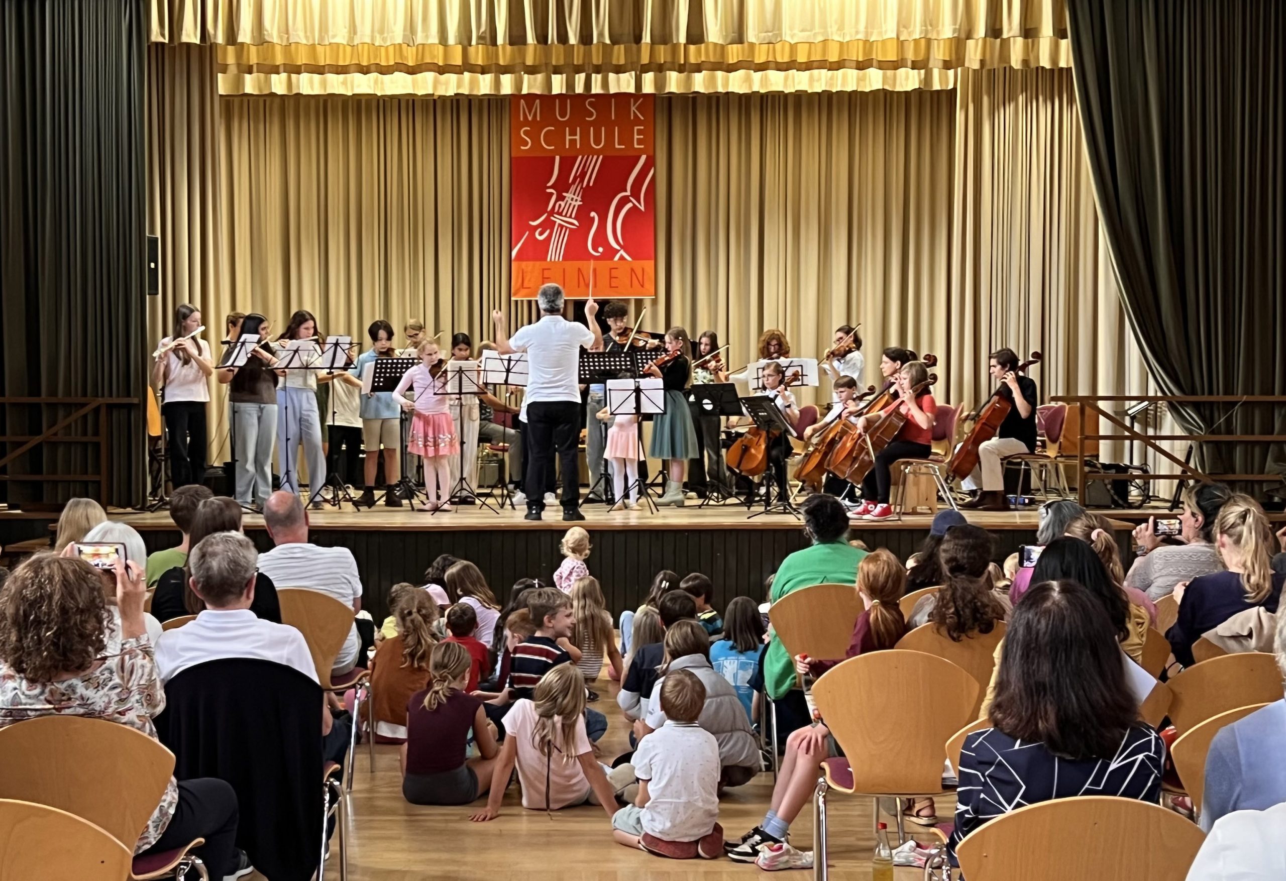 Kinderkonzert als Orchesterensembel im Rosesaal vor begeisterten Kindern und Eltern im Publikum.
