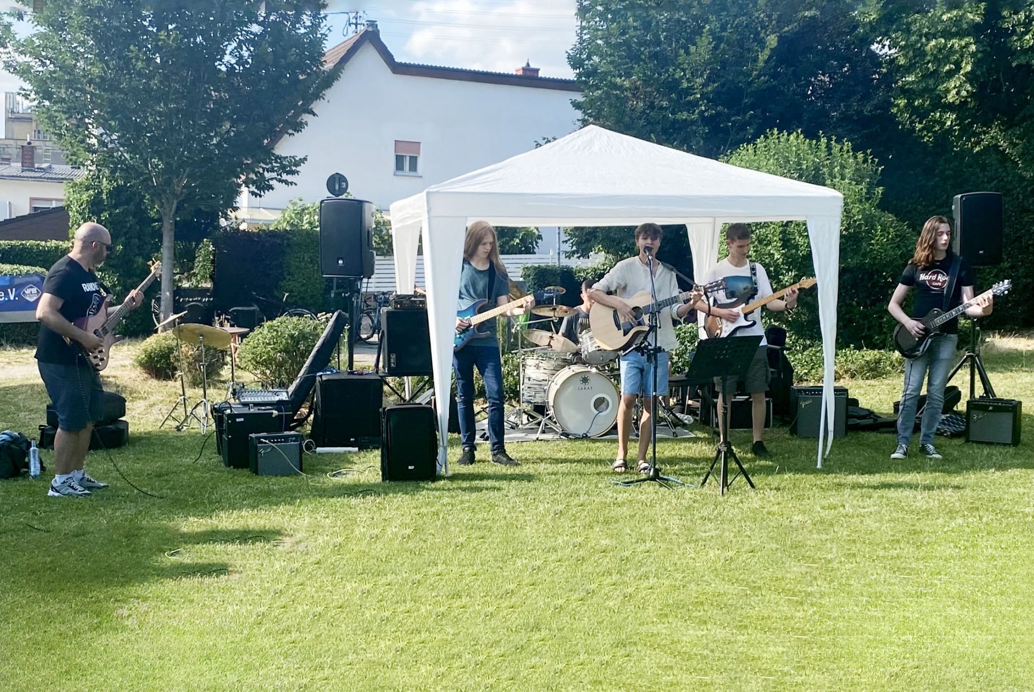 Die Rockband spielt im Menzerpark zum Picknickdeckenkonzert.
