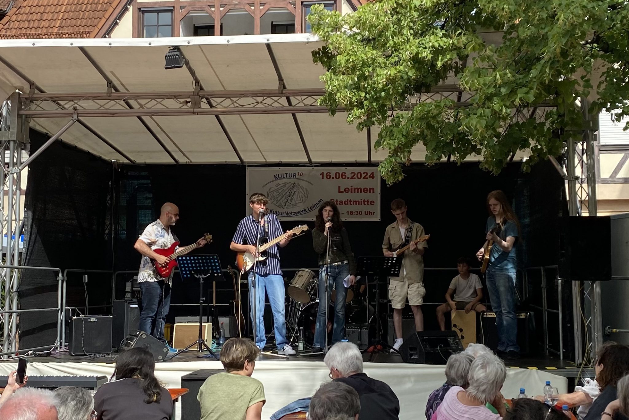 Die Rockband beim Auftritt auf dem Georgie-Marktplatz in Leimen.
