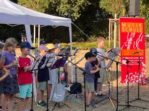 Musikschule begeistert mit Picknickdecken-Konzert im Menzerpark